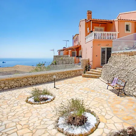 Loris Villa Lakones