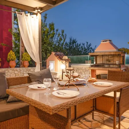 Loris Villa Lakones